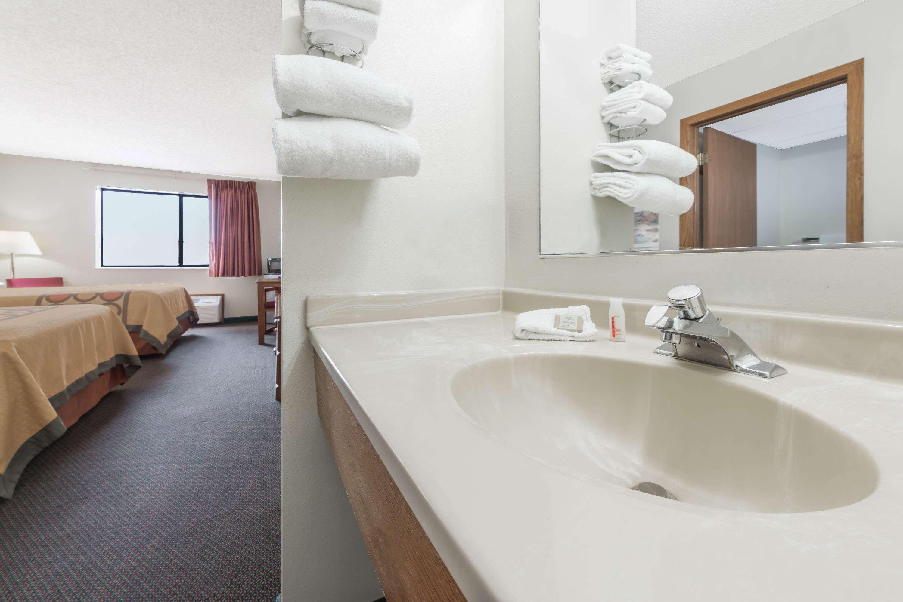 Super 8 By Wyndham Smithville Lake Екстер'єр фото
