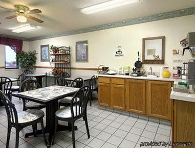 Super 8 By Wyndham Smithville Lake Ресторан фото