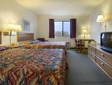 Super 8 By Wyndham Smithville Lake Номер фото